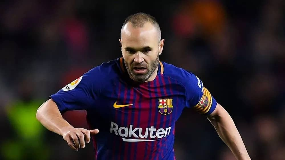 Andres Iniesta wa Barca awashangaza wengi kwa kusalia uwanjani hadi usiku wa manane baada ya kuwaaga wenzake