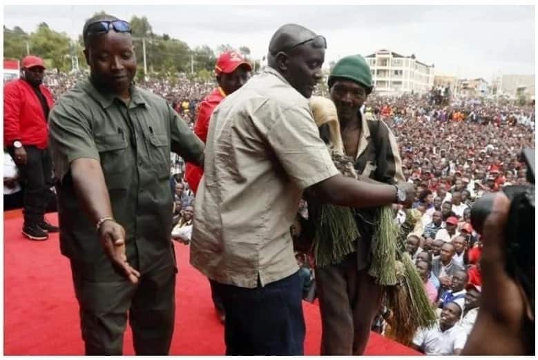 Man bypasses security at a Jubilee rally and sneaks up to Uhuru Kenyatta
