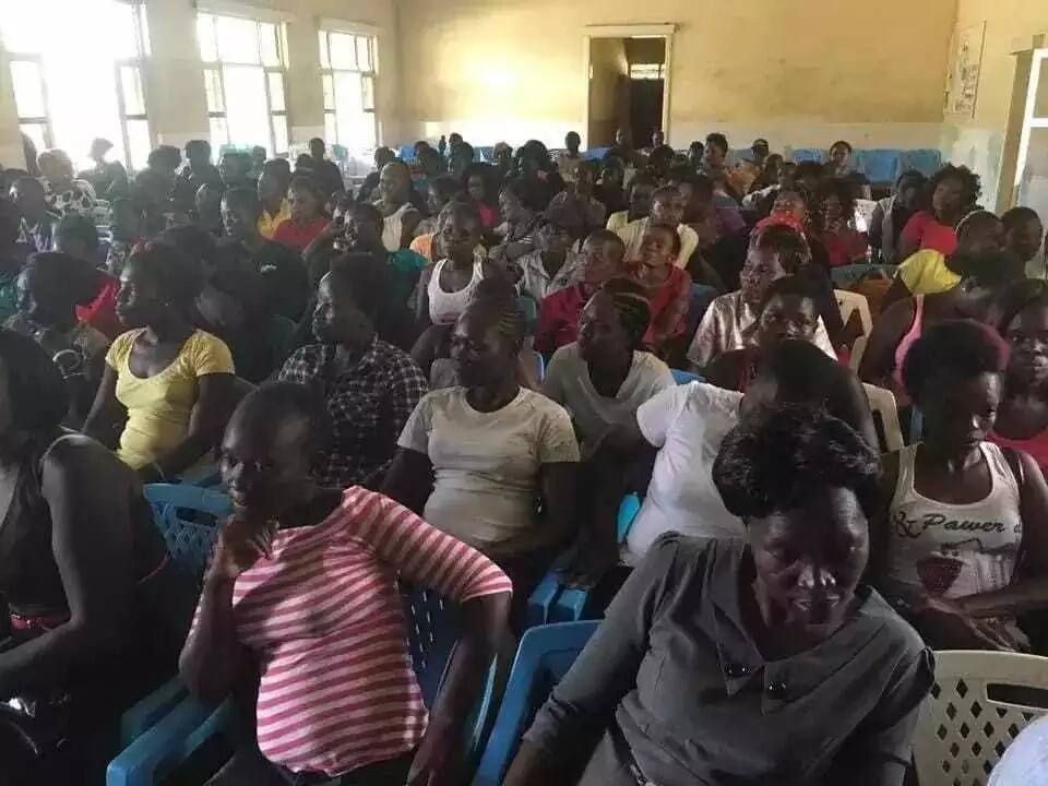 Mwaniaji Ugavana Kisumu (ODM) awapa ahadi KEMKEM wenye biashara ya ngono(picha)