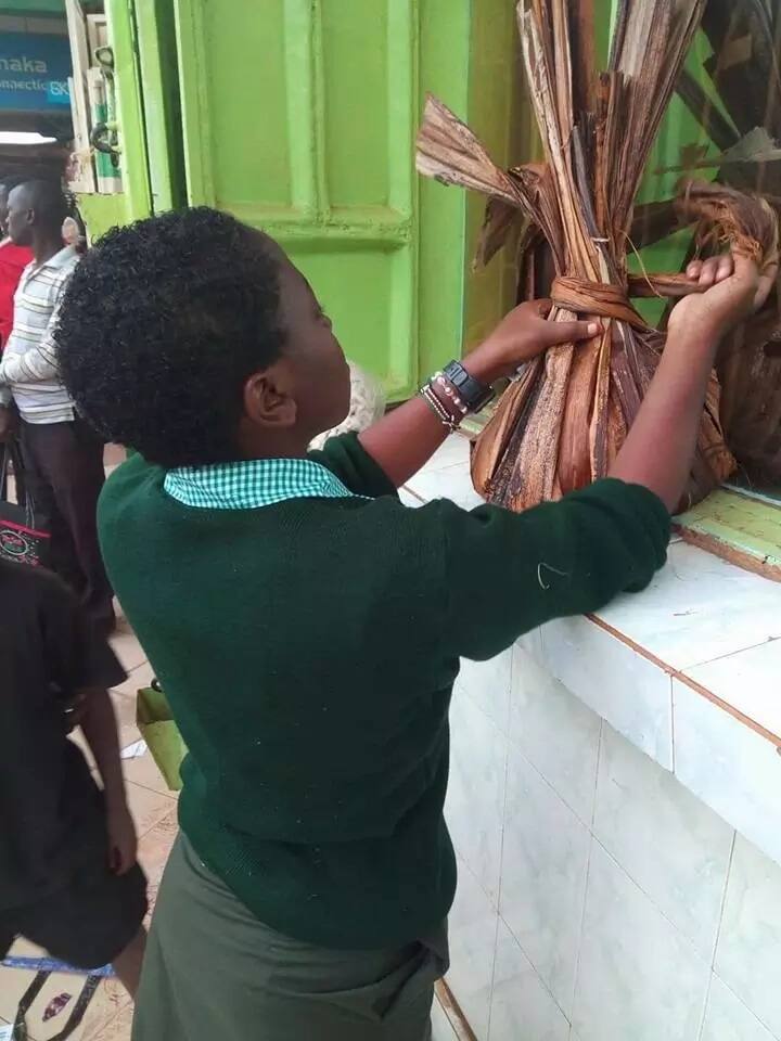Meru student's use of dried banana leaves to carry shopping to school attracts well-wishers