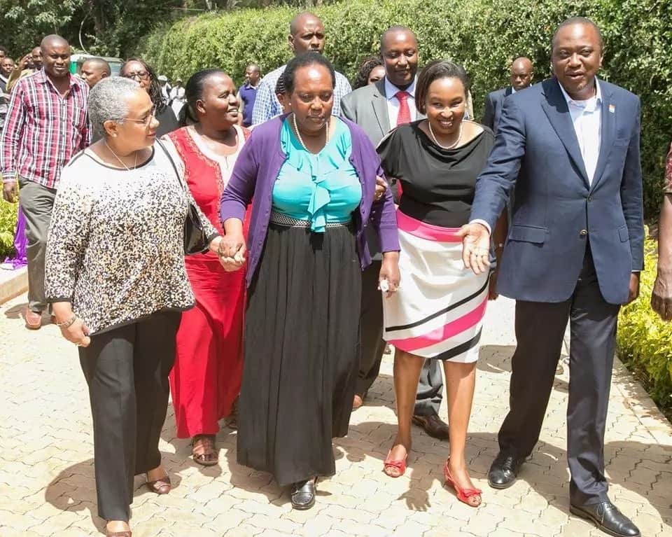 Uhuru Kenyatta ajiunga na familia yake Marehemu Mjr Nkaissery katika maombolezo