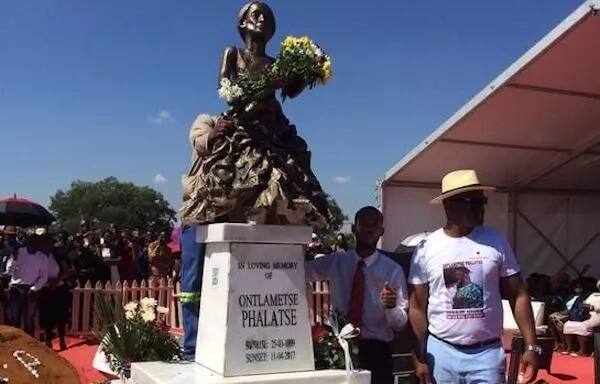 A sculpture of Ontlametse was placed atop her tombstone