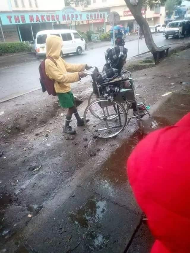 Kutana na mtoto kutoka Nakuru anayempeleka kazini mamake anayeishi na ulemavu kabla ya kwenda shuleni