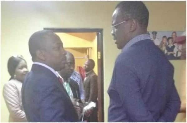 Mike Sonko shows Kidero something on his phone and Kenyans are guessing