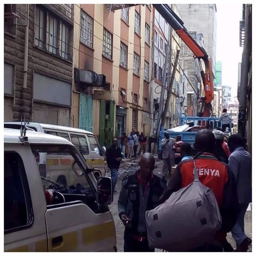 Body refuses to leave city building for burial in the village, relatves forced to use a crane