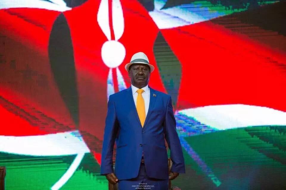 Picha ya Raila akiwa na dada mrembo kando yake yazua maswali