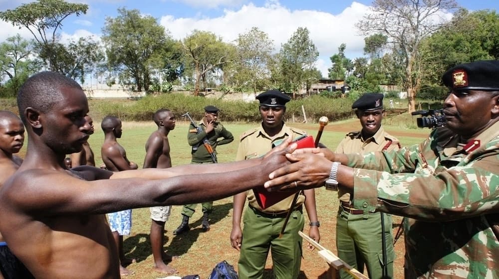 Nairobi man has narrated how police officer extorted him, took his phone and fulizad maximum amount from him.