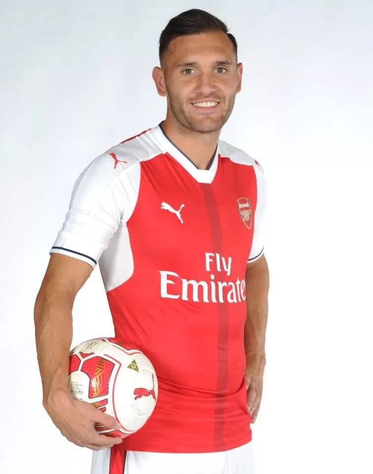 Lucas Perez gets the cursed number 9 jersey at Arsenal