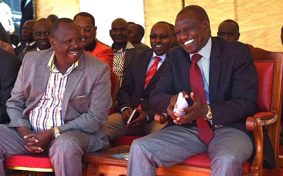 Picha ya kundi la wahuni likiharibu mali ya Ruto