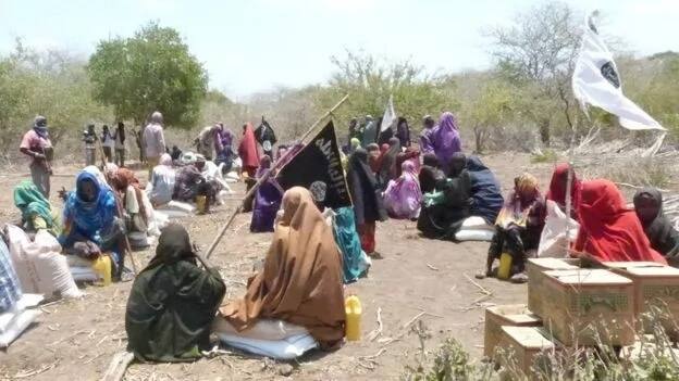 Al-Shabab militants distribute FOOD to drought-stricken areas to win public support