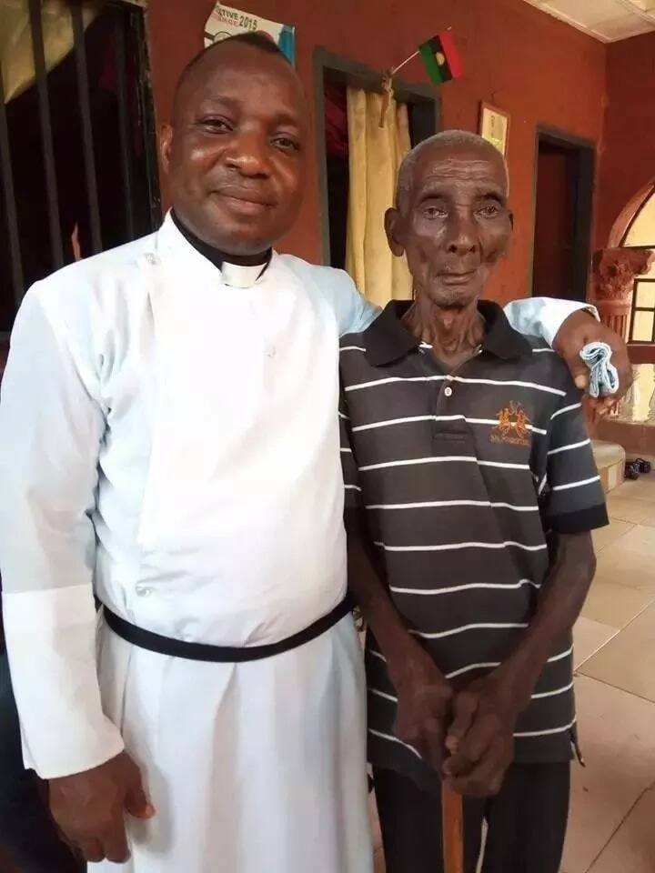 Mchungaji Nigeria akutana na mzee wa zaidi ya miaka 130 ambaye bado ngangari (picha)