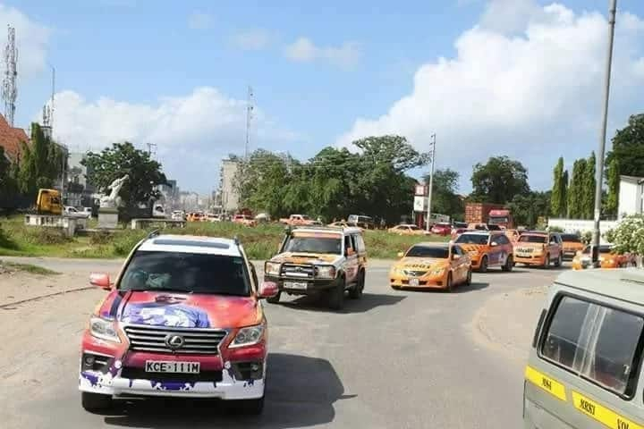 Hassan Joho asababisha hali ya mshikemshike Mombasa akiondoka kuelekea Mecca (Picha)