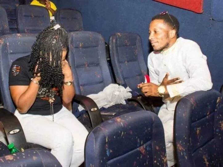 Mchungaji amposa mpenziwe katika jumba la sinema