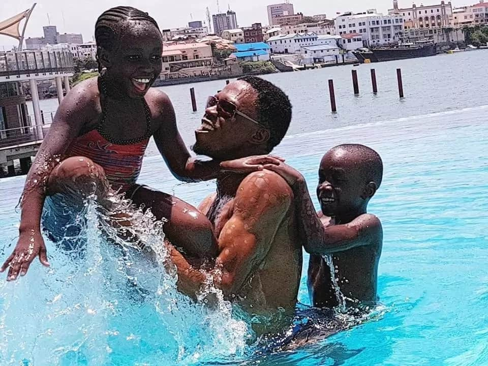 Picha za ajabu, Ababu Namwamba, mkewe na watoto wakiogelea Mombasa