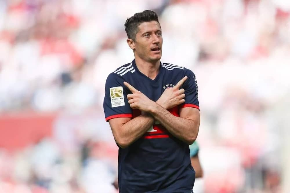 Chelsea move for Bayern striker Lewandowski after ending Higuain chase