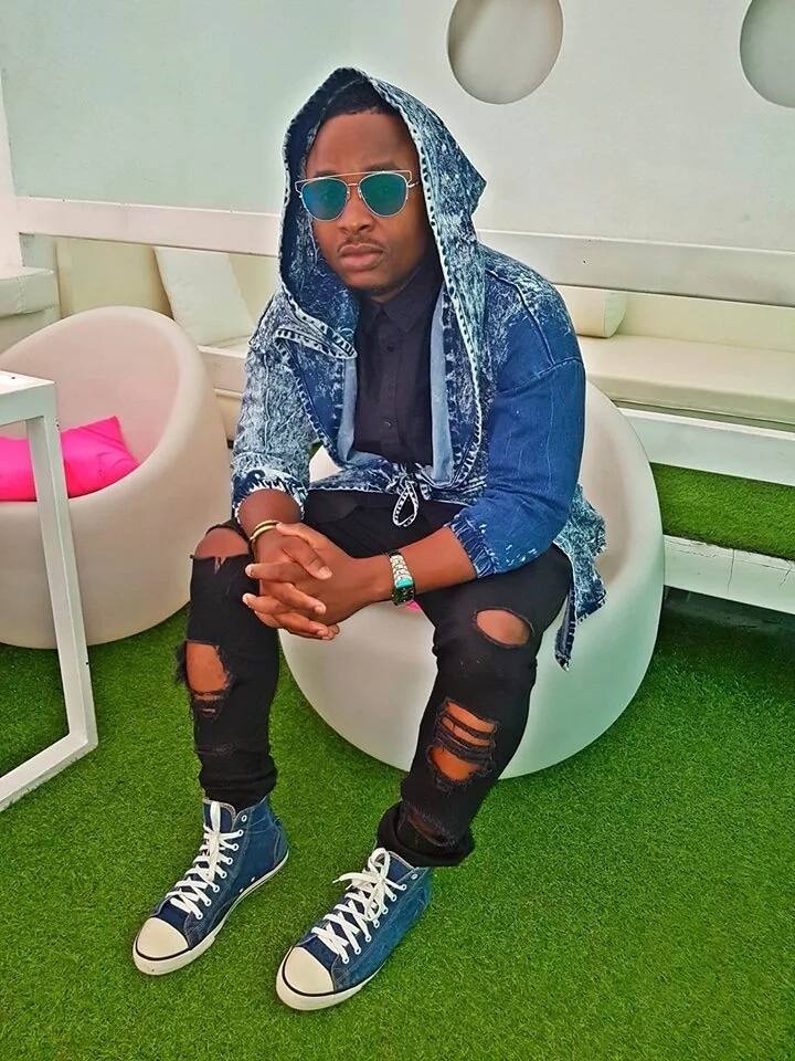 Bahati hangs out with other celebrities in popular night club