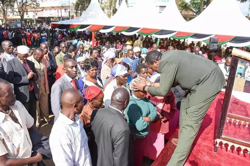 Kwa maombi matakatifu yote yawezekana. Rachel Ruto athibitisha kwa kuiombea Kenya (Picha)