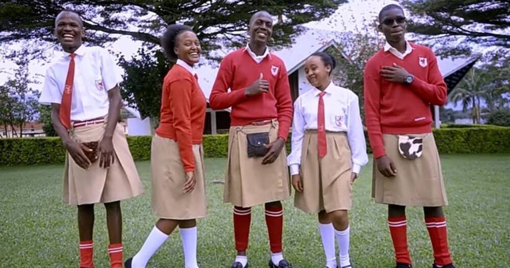 Wanafunzi wa kike na wa kiume wa Shule ya Sekondari Nyakasura huvaa sketi. Picha: Afrimax.