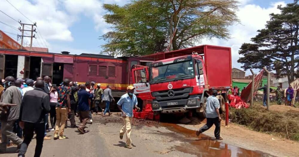 Wenyeji wa Karatina Wang'ang'ania Soda za Bure Baada ya Treni Kugongana na Lori