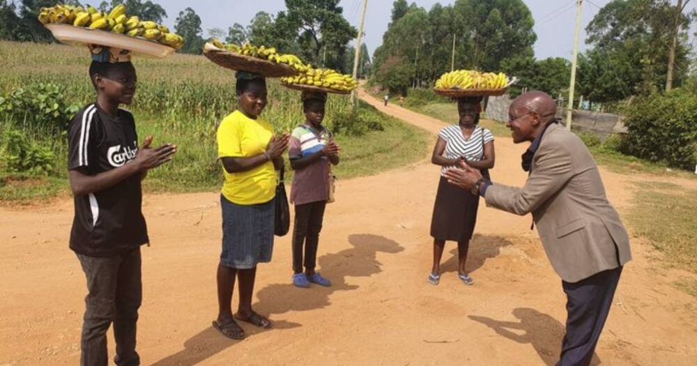 Former Kakamega senator Boni Khalwale and the vendors. Photo: Boni Khalwale.