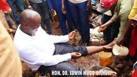 Mathioya Residents Wash Their MP's Legs after Walking in Mud while Visiting Them