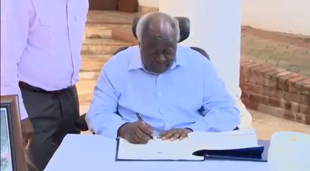 Daniel Moi: Mwai Kibaki emerges, signs condolence book of fallen statesman