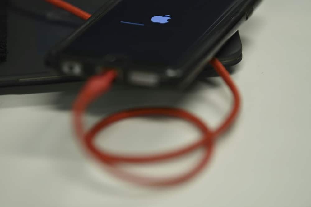 In an official notice, Brazilian authorities ordered "the immediate suspension of the distribution of iPhone brand smartphones, regardless of model or generation, that are not accompanied by a battery charger"