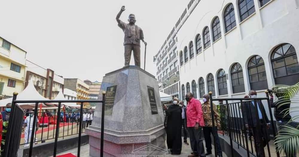 Uhuru Kenyatta unveils Ronald Ngala's iconic statue.