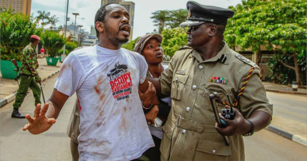Boniface Mwangi being arrested.