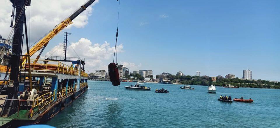 Likoni: Basi la watalii latumbukia kwenye bahari