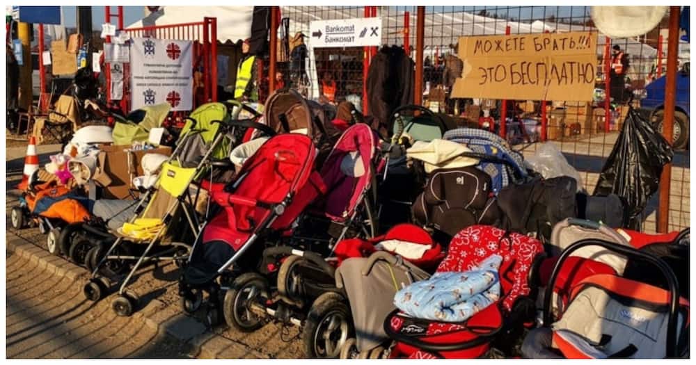 Generous Polish Moms Leave Strollers Filled with Blankets, Baby Necessities for Ukrainian Refugee Parents