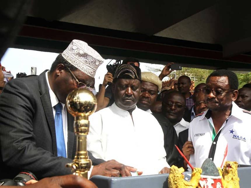 Miguna Miguna apasua mbarika kuhusu kuapishwa kwa Raila Odinga