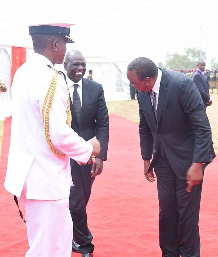 Rais Uhuru na DP Ruto waonyesha urafiki wakati wa kumuomboleza Moi