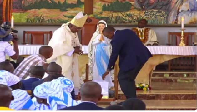 Nairobi Catholic church gifts Uhuru Kenyatta huge idol of Mary to protect him