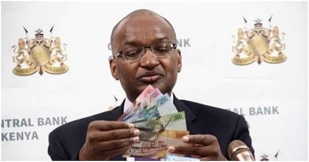 CBK governor Patrick Njoroge holding new banknotes. Photo: CBK.