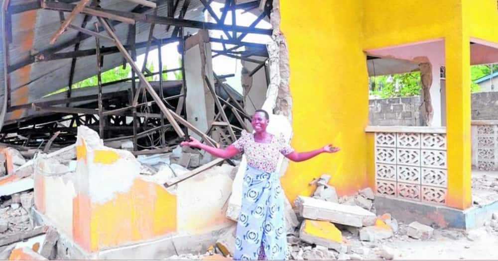 Her home was demolished after her husband failed to pay KSh 14,785 loan. Photo: @MwananchiNewspapers.