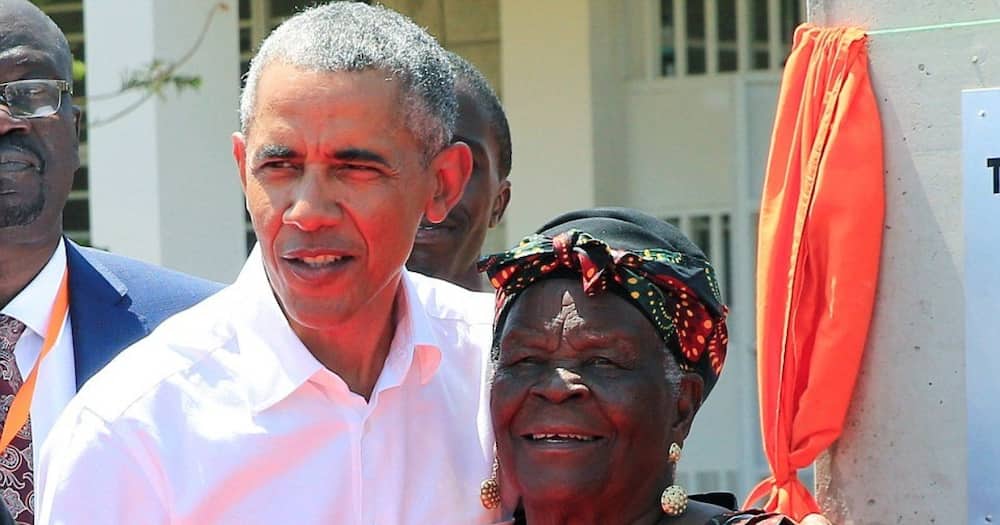 Video ya Barrack Obama Akimvisha nguo Marehemu Mama Sarah Obama Yaibuka