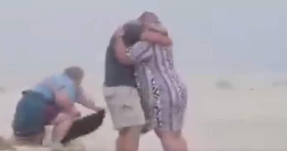 Beach Proposal Goes Hilariously Wrong, SA Applauds Photographers Commitment
