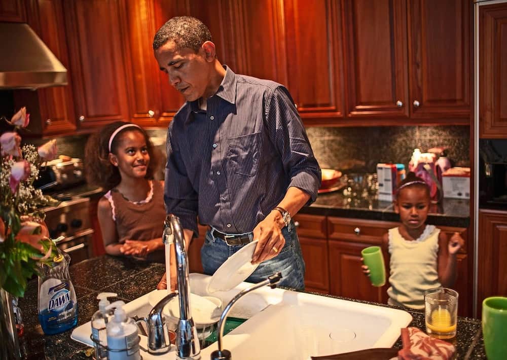 Obama helps his daughters wash their dishes after breakfast