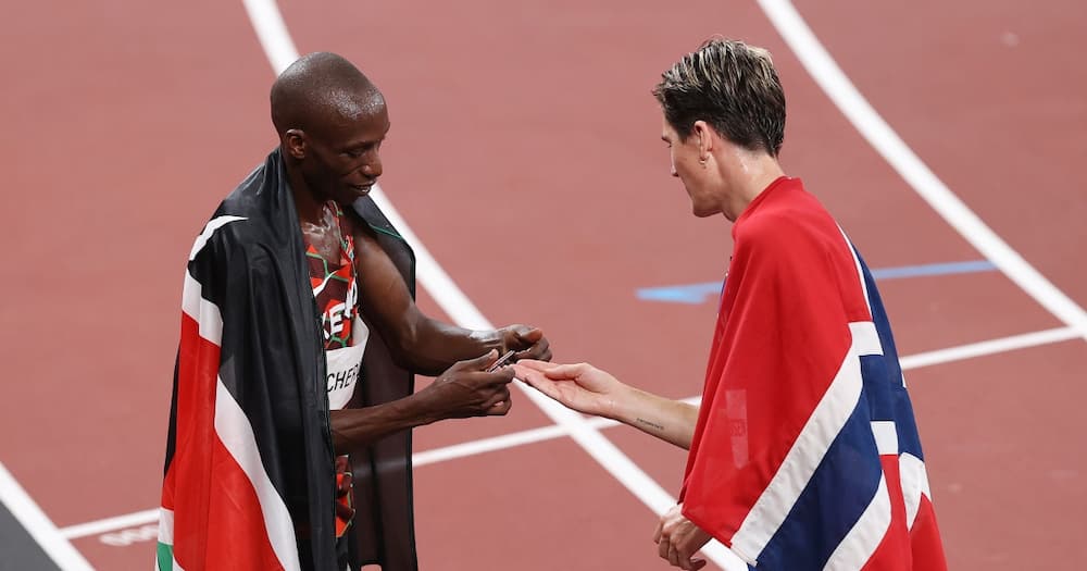 Timothy Cheruiyot exchanging pleasantries with Norway's Ingebrigtsen Jakob during the Tokyo Olympics. Photo: Getty Images.