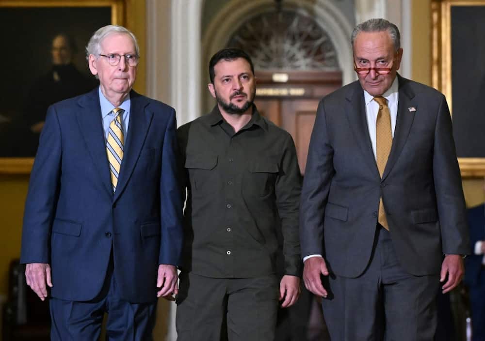 Ukrainian President Volodymyr Zelensky (C) visits US Congress, accompanied by US Senate Majority Leader Chuck Schumer (R) and Senate Minority Leader Mitch McConnell (L)