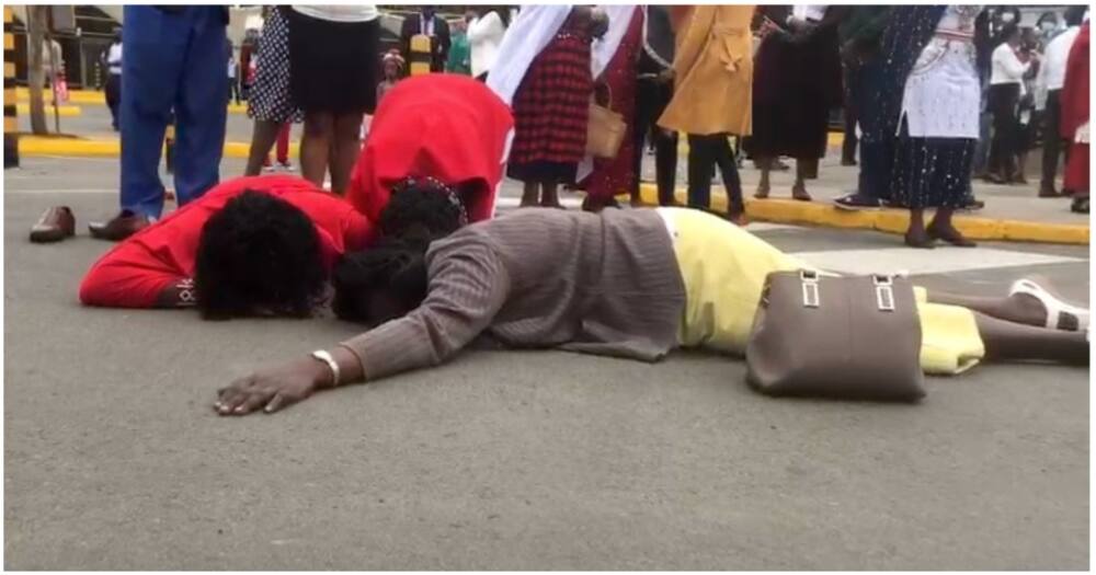 Zimbabwean Prophet Magaya welcomed in the country by a mammoth crowd.