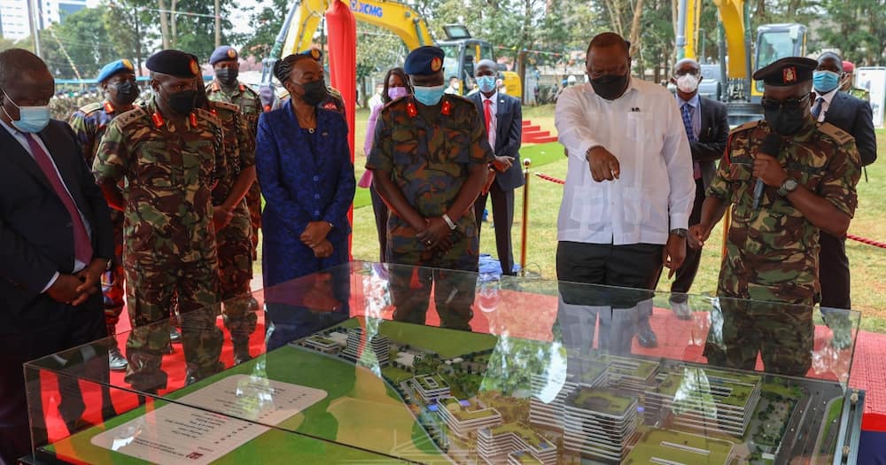 Uhuru Kenyatta was accompanied by military officials.