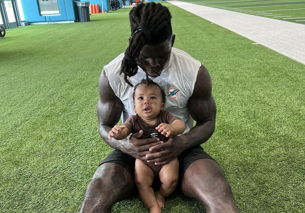 Tyreek Hill is with his daughter