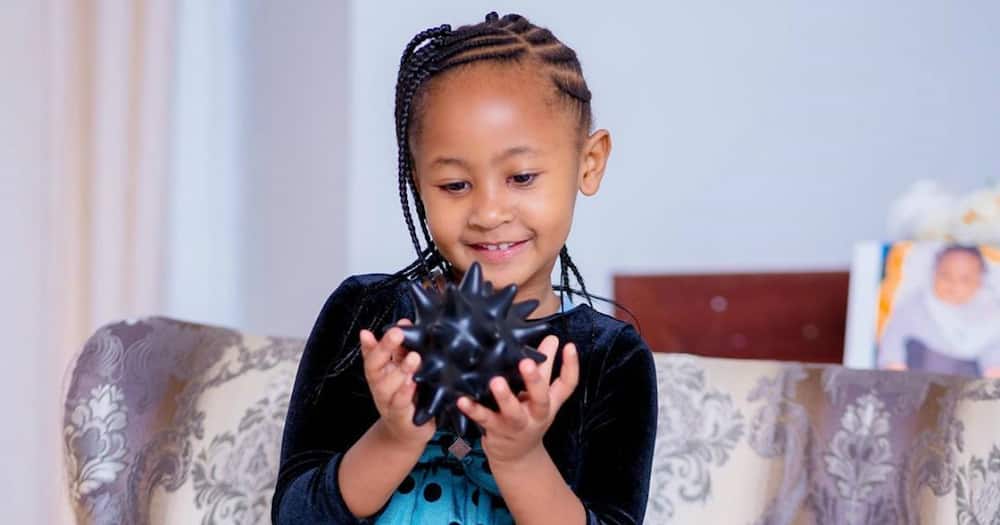 Size 8 lights up internet with cute video of daughter Ladashabelle baking