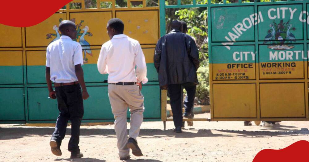 Some residents walking to Nairobi City Mortuary.
