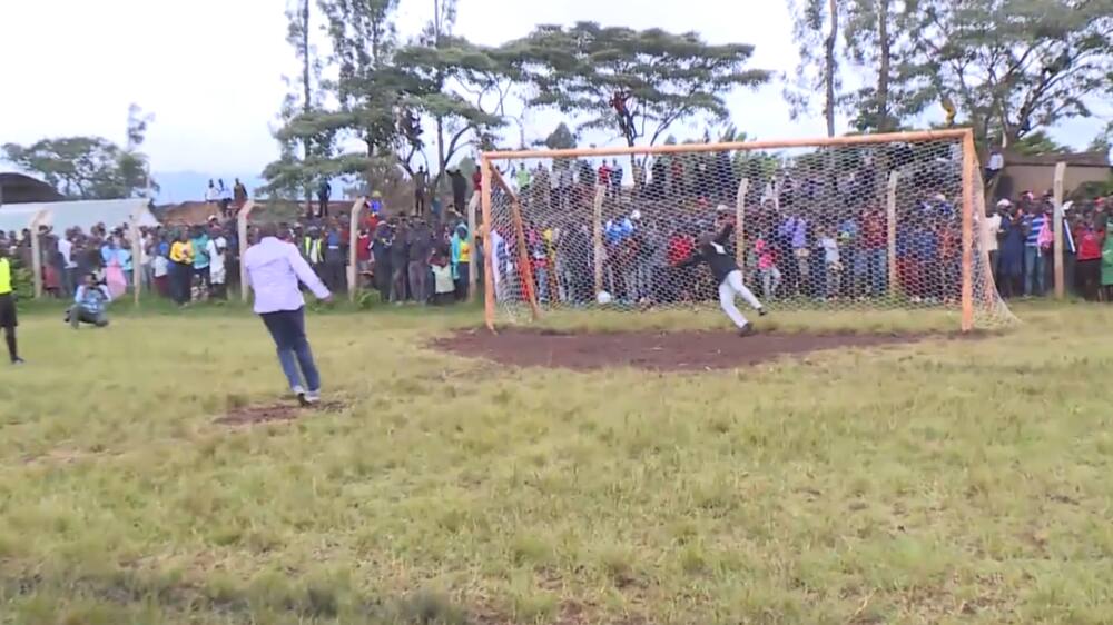 Ruto scores penalty after performing 10 powerful press-ups