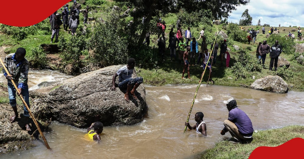 Mwanaume Kirinyaga Azama kwenye Mto Uliofurika Wenyeji Wakimtazama: "Hatungefanya Lolote"