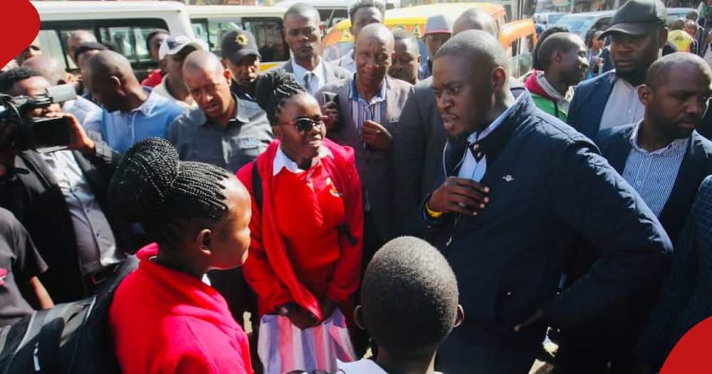 Governor Johnson Sakaja pays fare for students stranded in Nairobi.