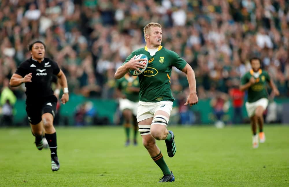 South Africa flanker Pieter-Steph du Toit (C) runs with the ball during a Rugby Championship match against New Zealand in Johannesburg on August 13, 2022.